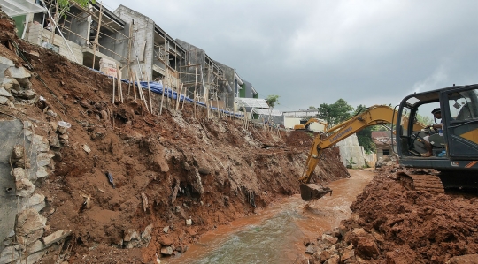 Kondisi Turap Setinggi 20 Meter Ambruk di Kali Jantung