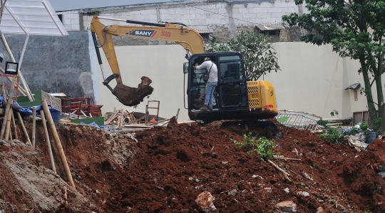 Kondisi Turap Setinggi 20 Meter Ambruk di Kali Jantung