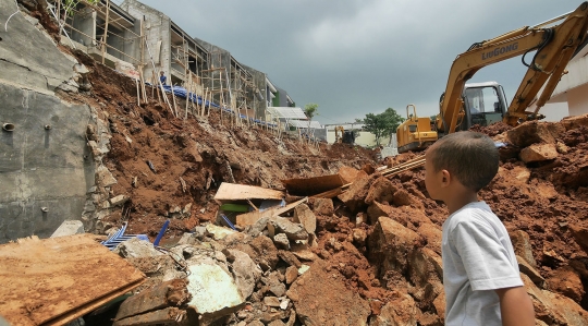 Kondisi Turap Setinggi 20 Meter Ambruk di Kali Jantung