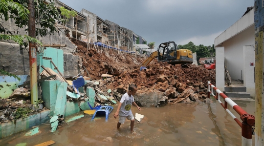 Kondisi Turap Setinggi 20 Meter Ambruk di Kali Jantung