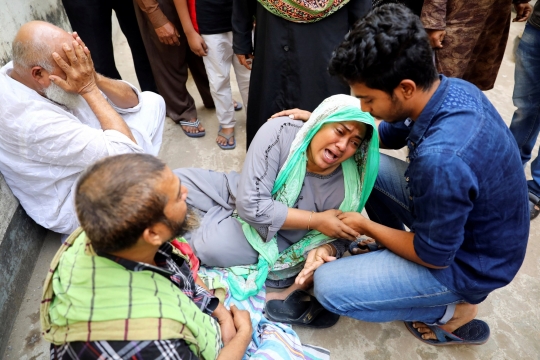 Tangis Histeris Keluarga Korban Kebakaran Gudang Kimia di Bangladesh
