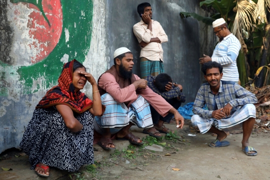 Tangis Histeris Keluarga Korban Kebakaran Gudang Kimia di Bangladesh