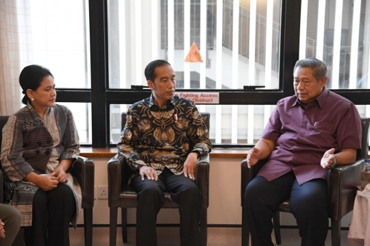 Jokowi Jenguk Ani Yudhoyono di Singapura