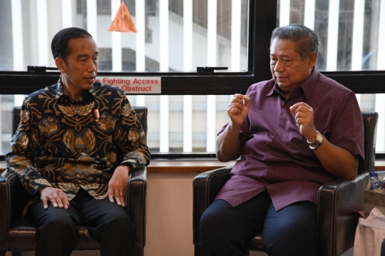 Jokowi Jenguk Ani Yudhoyono di Singapura