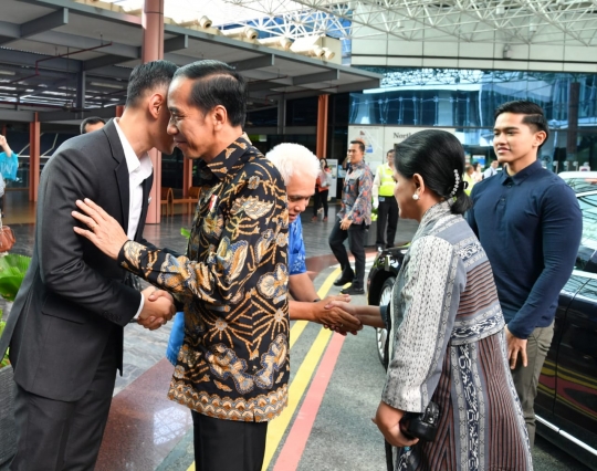 Jokowi Jenguk Ani Yudhoyono di Singapura