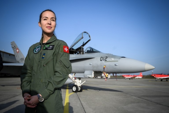 Cantiknya Pilot Jet Tempur Wanita Pertama Swiss