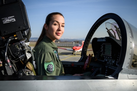 Cantiknya Pilot Jet Tempur Wanita Pertama Swiss