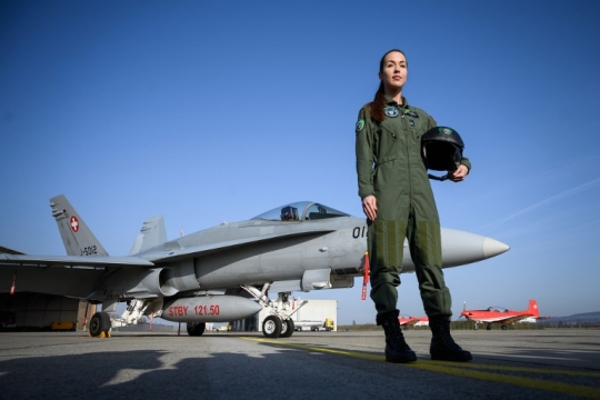 Cantiknya Pilot Jet Tempur Wanita Pertama Swiss