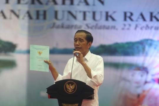 Jokowi Bagi 3.000 Sertifikat Tanah di Pasar Minggu