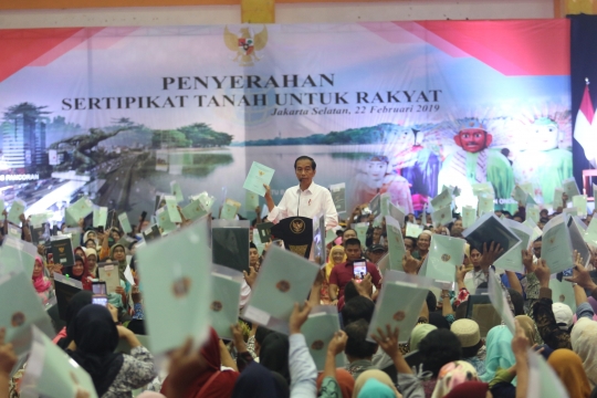 Jokowi Bagi 3.000 Sertifikat Tanah di Pasar Minggu