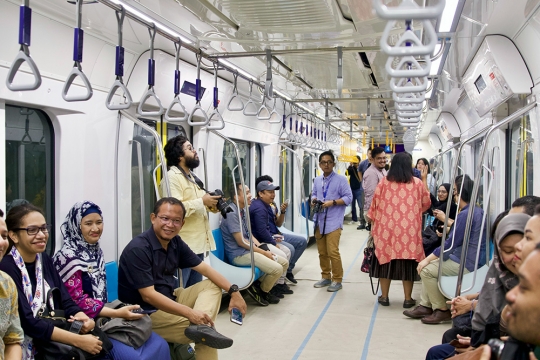 Mencoba Naik MRT Jakarta