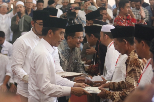 Usai dari Pasar Minggu, Jokowi Bagikan 351 Sertifikat Tanah di Tangerang Selatan