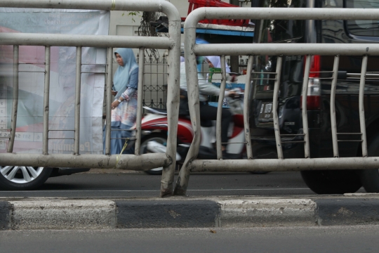 Pagar Pembatas Jalan Prof. DR. Soepomo Rusak