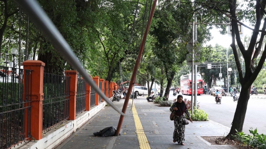 Tiang Miring Bahayakan Pejalan Kaki di Jalan Gedung Kesenian