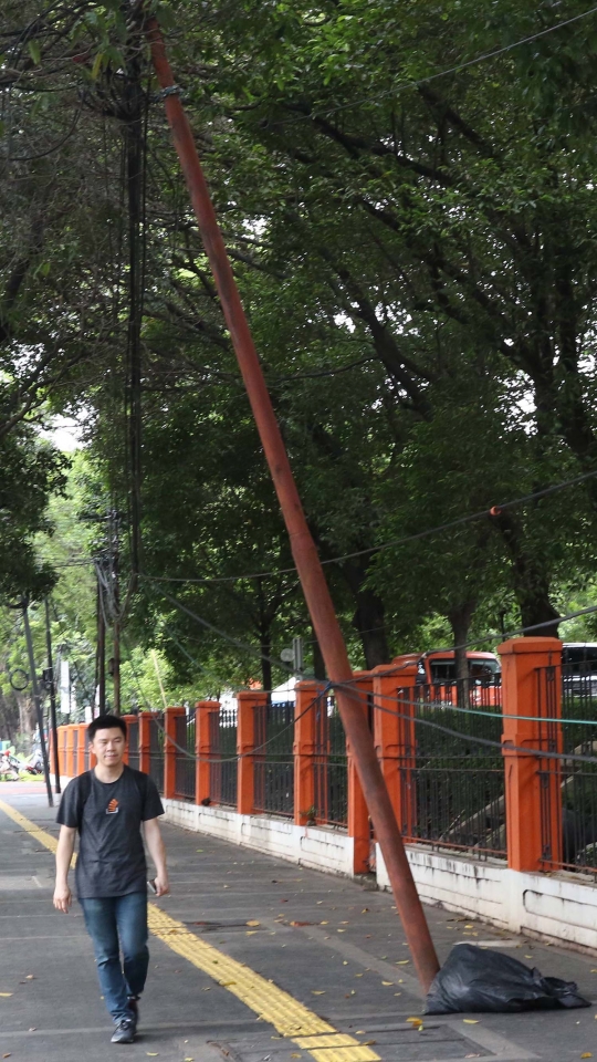 Tiang Miring Bahayakan Pejalan Kaki di Jalan Gedung Kesenian