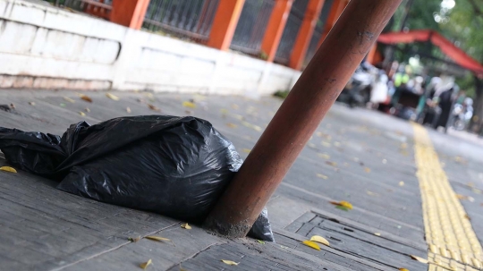 Tiang Miring Bahayakan Pejalan Kaki di Jalan Gedung Kesenian