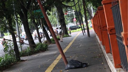 Tiang Miring Bahayakan Pejalan Kaki di Jalan Gedung Kesenian