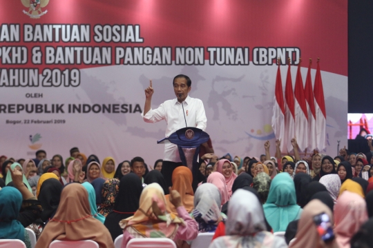 Jokowi Salurkan PKH dan BPNT di Bogor