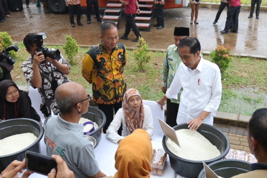 Jokowi Salurkan PKH dan BPNT di Bogor