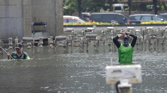 Melihat Perawatan Air Mancur Bundaran HI