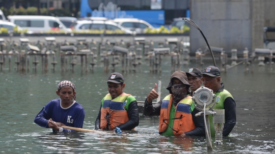 Melihat Perawatan Air Mancur Bundaran HI