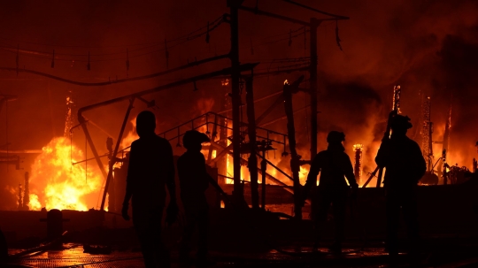 Hingga Malam, Kebakaran Kapal-kapal Tradisional di Muara Baru Belum Padam