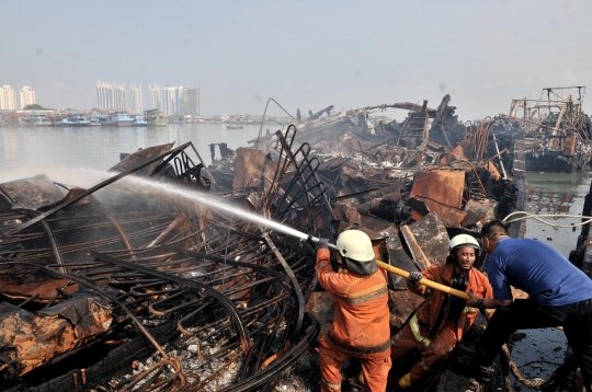 Kondisi Kapal-Kapal di Muara Baru Ludes Dilalap Api