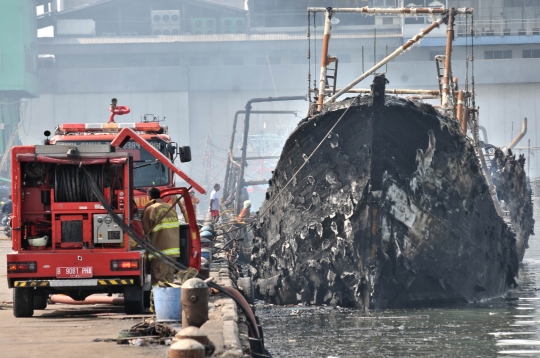 Kondisi Kapal-Kapal di Muara Baru Ludes Dilalap Api