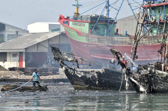 Kondisi Kapal-Kapal di Muara Baru Ludes Dilalap Api