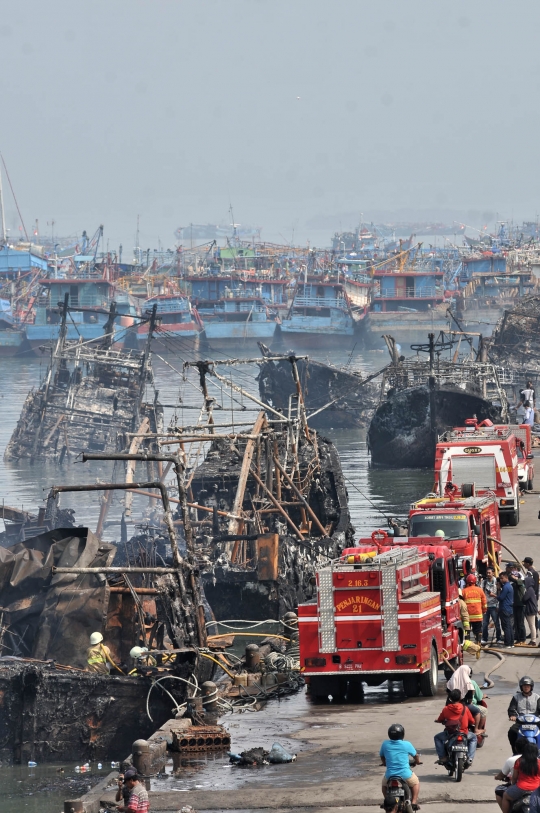 Kondisi Kapal-Kapal di Muara Baru Ludes Dilalap Api