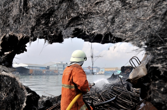 Kondisi Kapal-Kapal di Muara Baru Ludes Dilalap Api