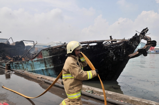 Kondisi Kapal-Kapal di Muara Baru Ludes Dilalap Api