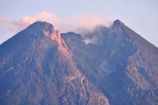 Memantau Aktivitas Gunung Merapi yang Berstatus Waspada