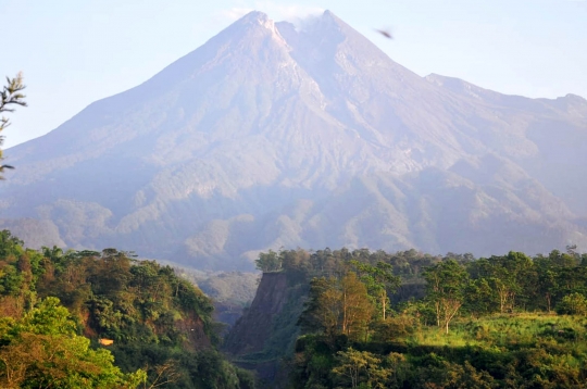 Memantau Aktivitas Gunung Merapi yang Berstatus Waspada