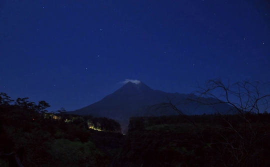 Memantau Aktivitas Gunung Merapi yang Berstatus Waspada