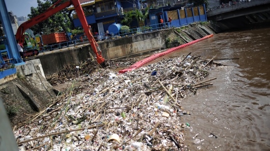 Penampakan Pintu Air Manggarai yang Dipenuhi Sampah Kiriman
