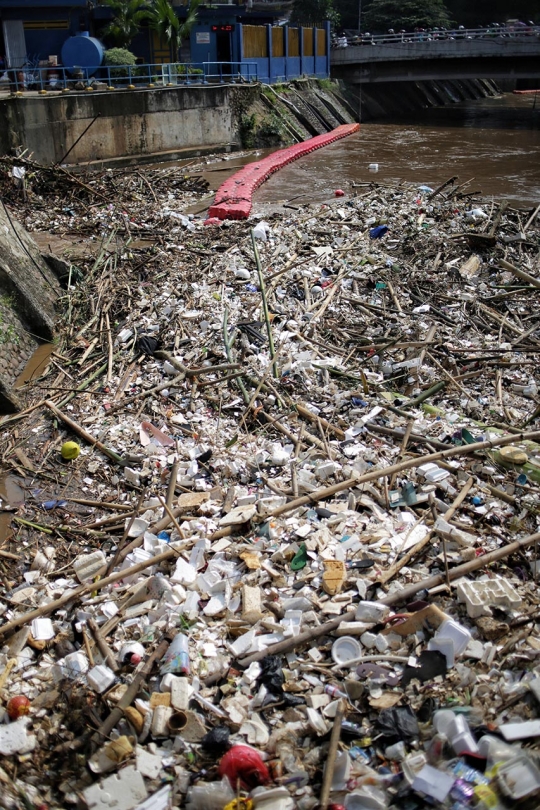 Penampakan Pintu Air Manggarai yang Dipenuhi Sampah Kiriman