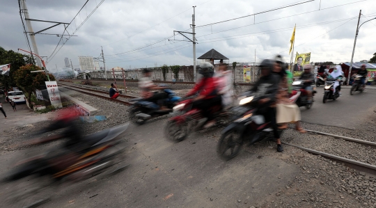 Perlintasan Kereta Tanpa Palang Pintu di Rawa Buaya Bahayakan Pengendara