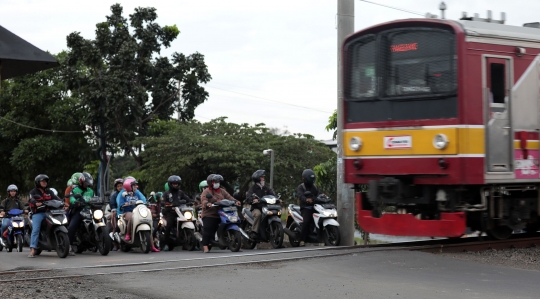 Perlintasan Kereta Tanpa Palang Pintu di Rawa Buaya Bahayakan Pengendara