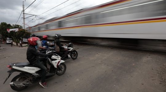 Perlintasan Kereta Tanpa Palang Pintu di Rawa Buaya Bahayakan Pengendara