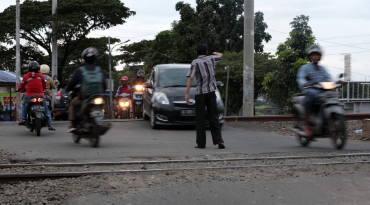 Perlintasan Kereta Tanpa Palang Pintu di Rawa Buaya Bahayakan Pengendara