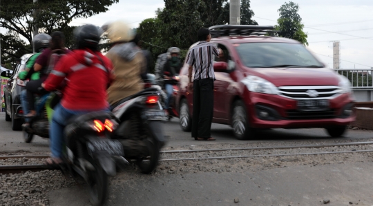 Perlintasan Kereta Tanpa Palang Pintu di Rawa Buaya Bahayakan Pengendara