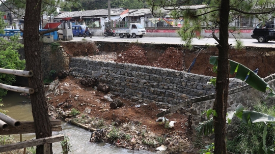 Tak Kunjung Diperbaiki, Jalan Ambles di Depok Ancam Pengguna Jalan