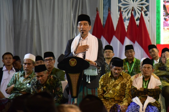 Kenakan Sorban Putih, Jokowi Hadiri Munas PBNU di Banjar