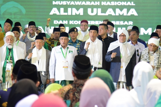 Kenakan Sorban Putih, Jokowi Hadiri Munas PBNU di Banjar