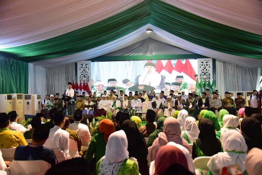 Kenakan Sorban Putih, Jokowi Hadiri Munas PBNU di Banjar