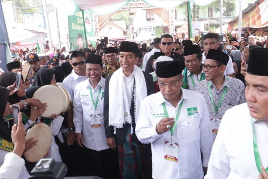 Kenakan Sorban Putih, Jokowi Hadiri Munas PBNU di Banjar