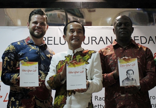 Onggy Hianata Luncurkan Buku 