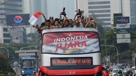 Arak-arakan Timnas U-22 Bersama Trofi Piala AFF 2019