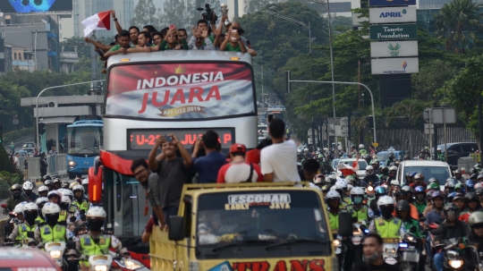 Arak-arakan Timnas U-22 Bersama Trofi Piala AFF 2019